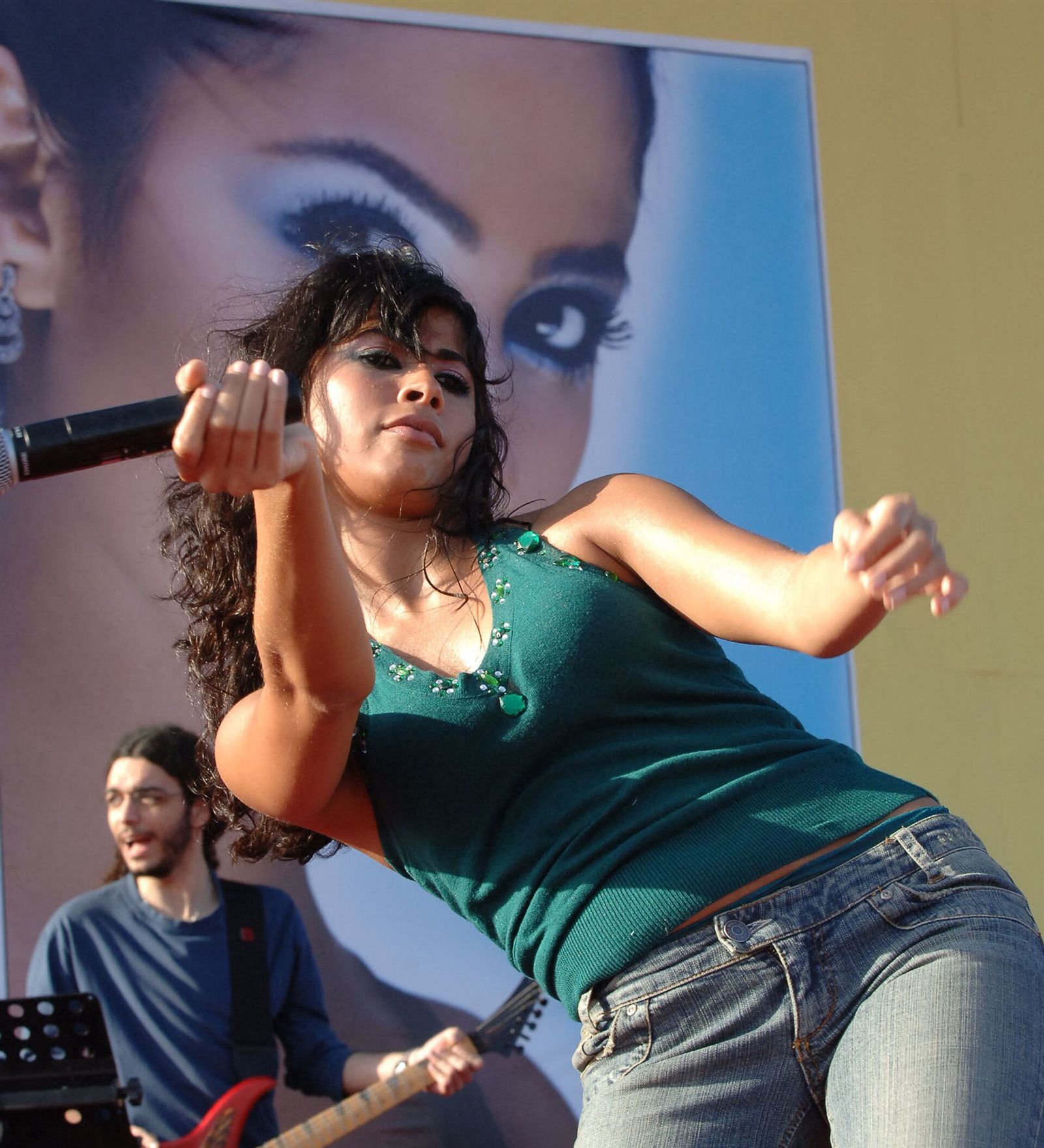 الفنانة المصرية روبي.. إغراء ببساطة وإثارة دون تكاليف