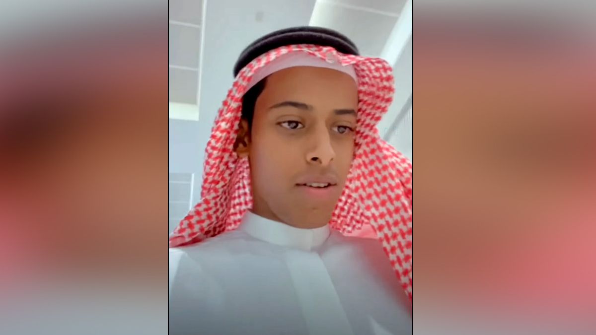 قعيد المجد يروج لافتتاحه مطعم "شاورما" مزدانا بـ"صوره الشخصية"