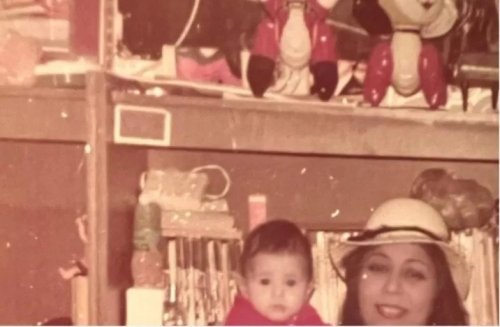 لو شاطر هتعرف من هذه الطفلة الكلبوظة.. فنانة مصرية شهيرة وأيقونة جمال ورقتها وانوثتها حديث الاعلام