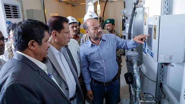 محافظ المهرة يفتتح مصنع تعبئة اسطوانات غاز الأوكسجين بمدينة الغيضة