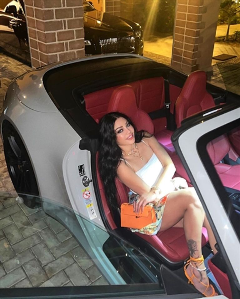 بتنورة قصيرة وسيارة فارهة.. هيفاء وهبي في إطلالة مثيرة (صور)