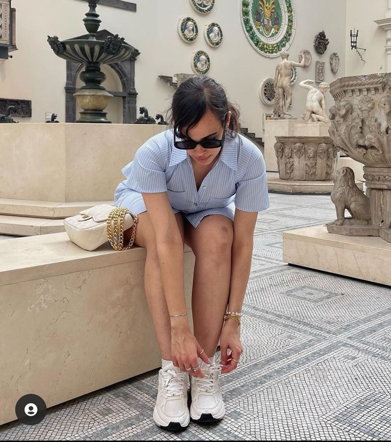 نسيت البنطلون.. نور عمرو دياب في إطلالة جريئة تُثير السخرية (صور)