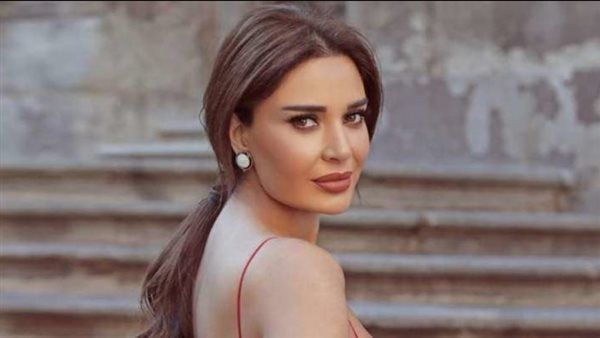 بإطلالة فاتنة.. سيرين عبدالنور تستعرض أنوثتها (صور)