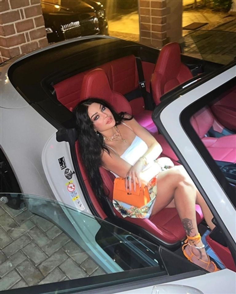 بتنورة قصيرة وسيارة فارهة.. هيفاء وهبي في إطلالة مثيرة (صور)