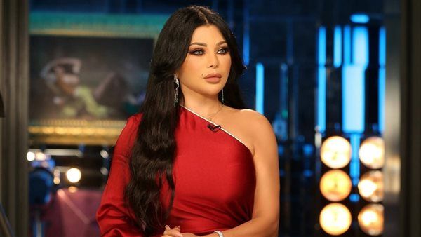 بتنورة قصيرة وسيارة فارهة.. هيفاء وهبي في إطلالة مثيرة (صور)