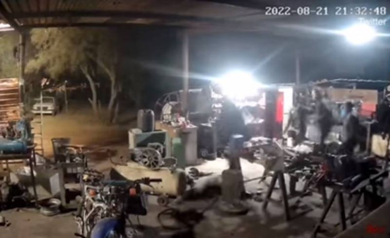 شاهد بالفيديو.. ردة فعل مفاجئة وغير متوقعة من مزارع أفريقي تجاه لصوص مسلحين اقتحموا مزرعته وأرادوا قتله