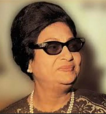 واخيراً بعد اعوام طويلة انكشف السر الكبير سبب غريب وراء المنديل الذي كانت تحمله الفنانة الراحلة أم كلثوم في كل أغانيها لن تصدق ما هو