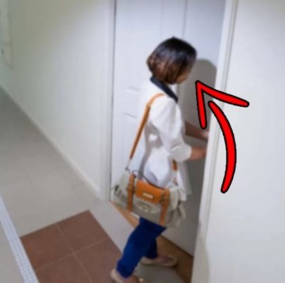 وضعت كاميرا مراقبة سرية في غرفة نوم إبنتها الحسناء بعدما شكت بهذا الشيء وخروج صوت شاب من الغرفة وعندما شاهدتها كانت الصدمة القاتلة !