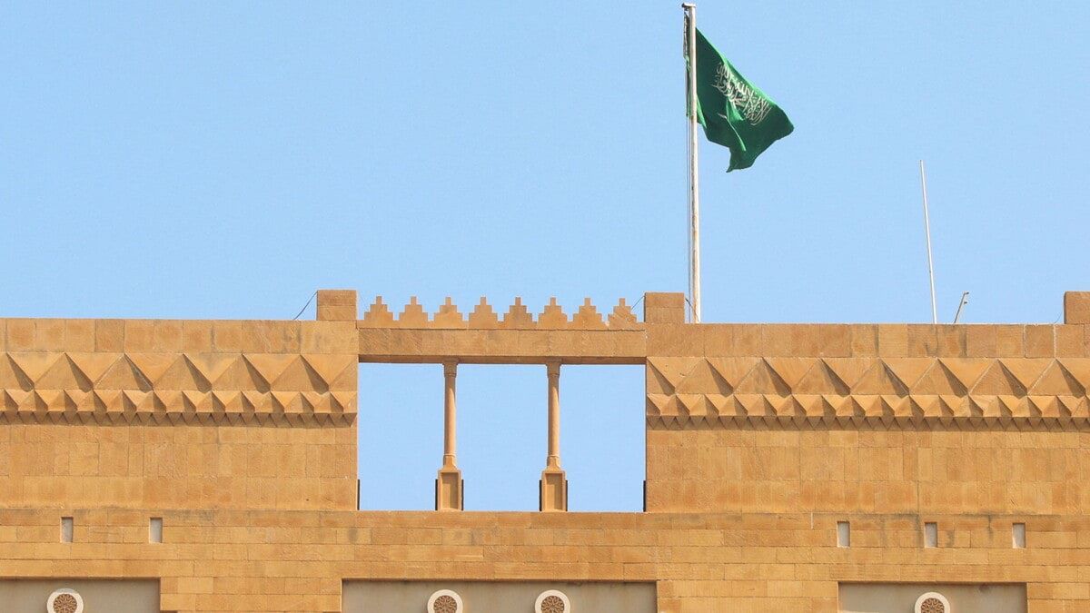 من هو علي الحاجي الذي هدد بـ"إبادة" موظفي السفارة السعودية في بيروت؟