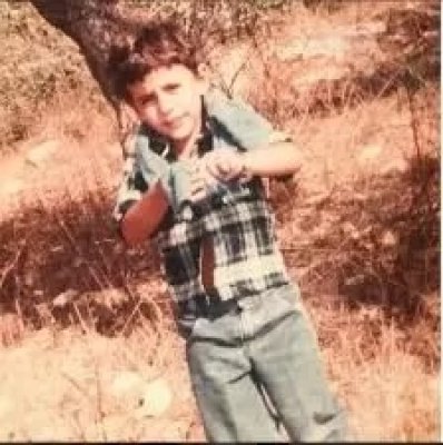 صاحب هذه الصورة ممثل شهير شاهدناه في عدد من الأعمال المصرية الناجحة وأصبح من أوسم النجوم على الساحة الفنّية اليوم.. اقوياء الملاحظه فقط سيعرفونه