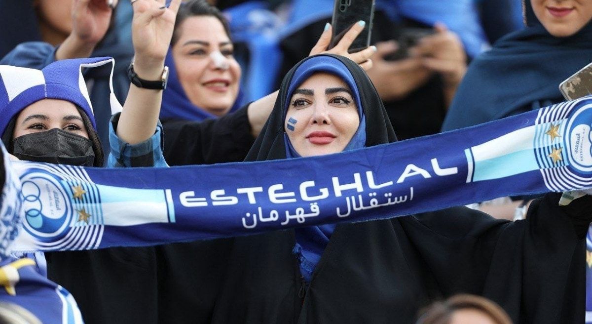 لأول مرة منذ 43 عاما.. إيرانيات يشاهدن مباراة محلية من المدرجات (صور)