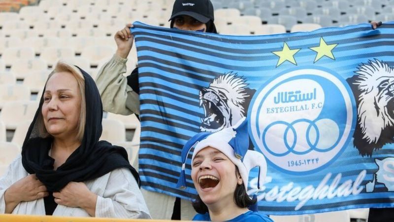 لأول مرة منذ 43 عاما.. إيرانيات يشاهدن مباراة محلية من المدرجات (صور)