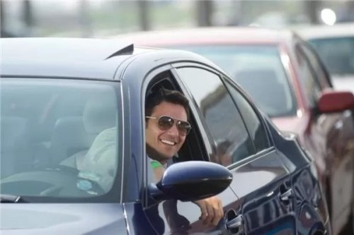 شاب مصري فقير جدا أوقف سيارة أحمد عز وطلب منه بعض النقود.. شاهدوا رد فعل الأخير