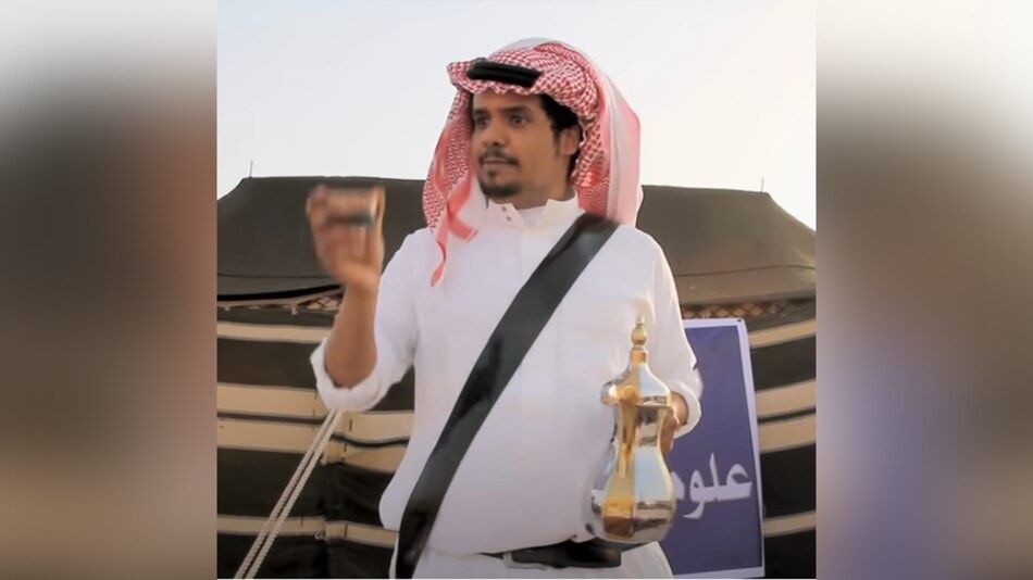 مؤيد النفيعي يثير غضب السعوديين بمشهد جريء ولا أخلاقي في مسلسل "مو" على نتفليكس..(شاهد)