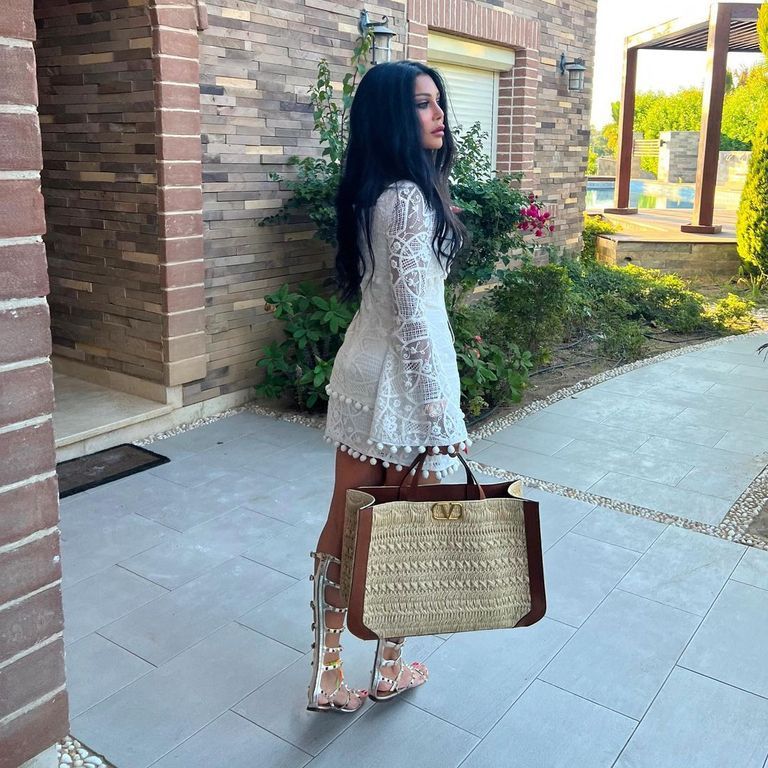 هيفاء وهبي.. إطلالة جريئة بفستان أبيض قصير (صور)