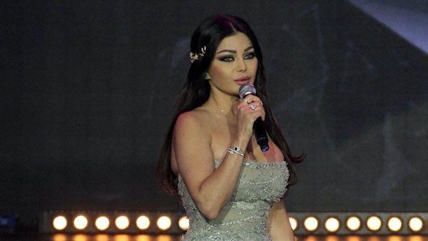 هيفاء وهبي.. إطلالة جريئة بفستان أبيض قصير (صور)