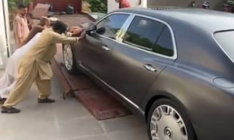 تفاصيل سرقة سيارة " بنتلي " من لندن والعثور عليها في باكستان .. ومفاجأة بشأن طريقة تهريبها..(فيديو)