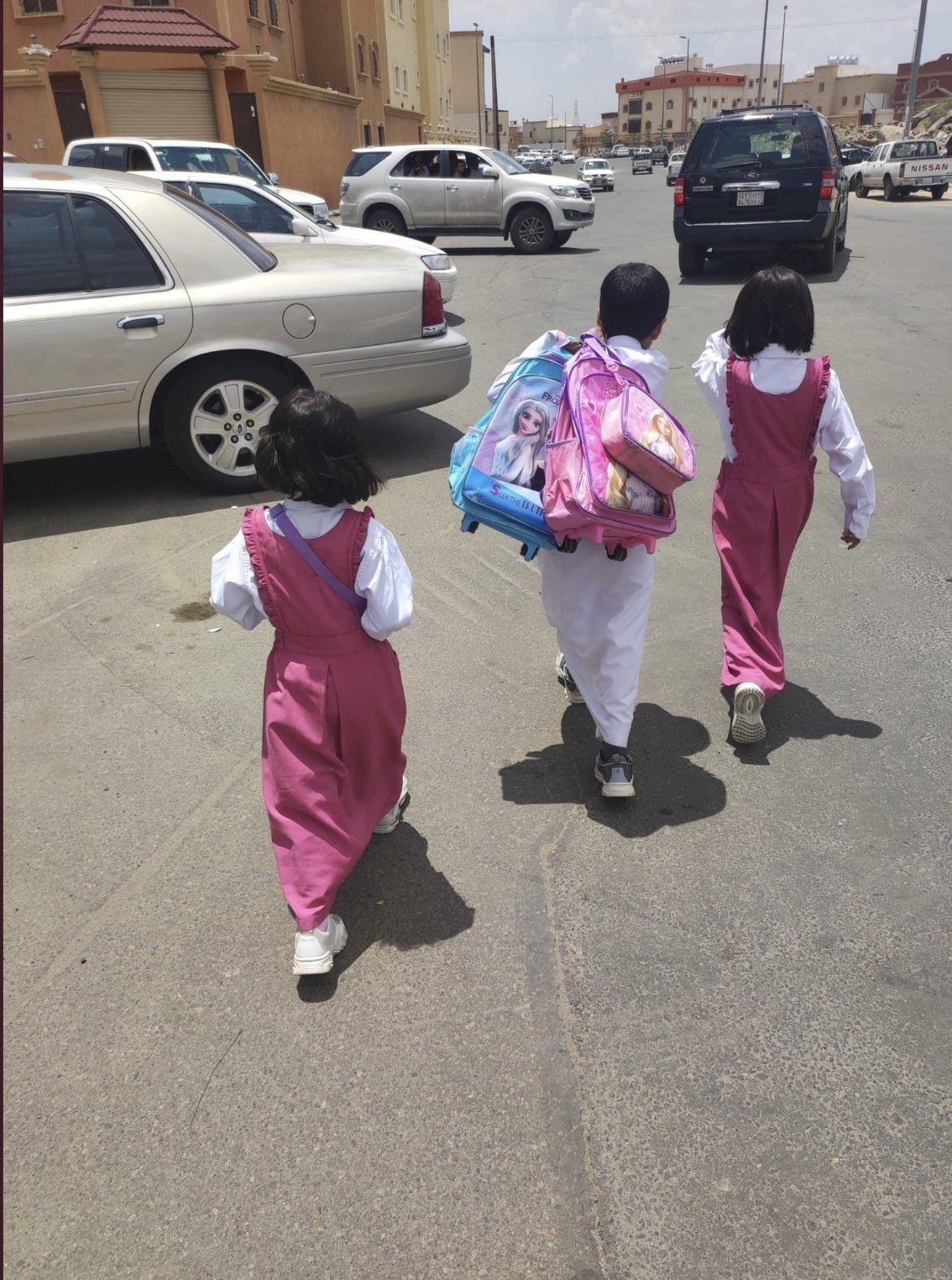 الهدايا تنهال على طفل خميس مشيط بطل "الصورة المؤثرة"