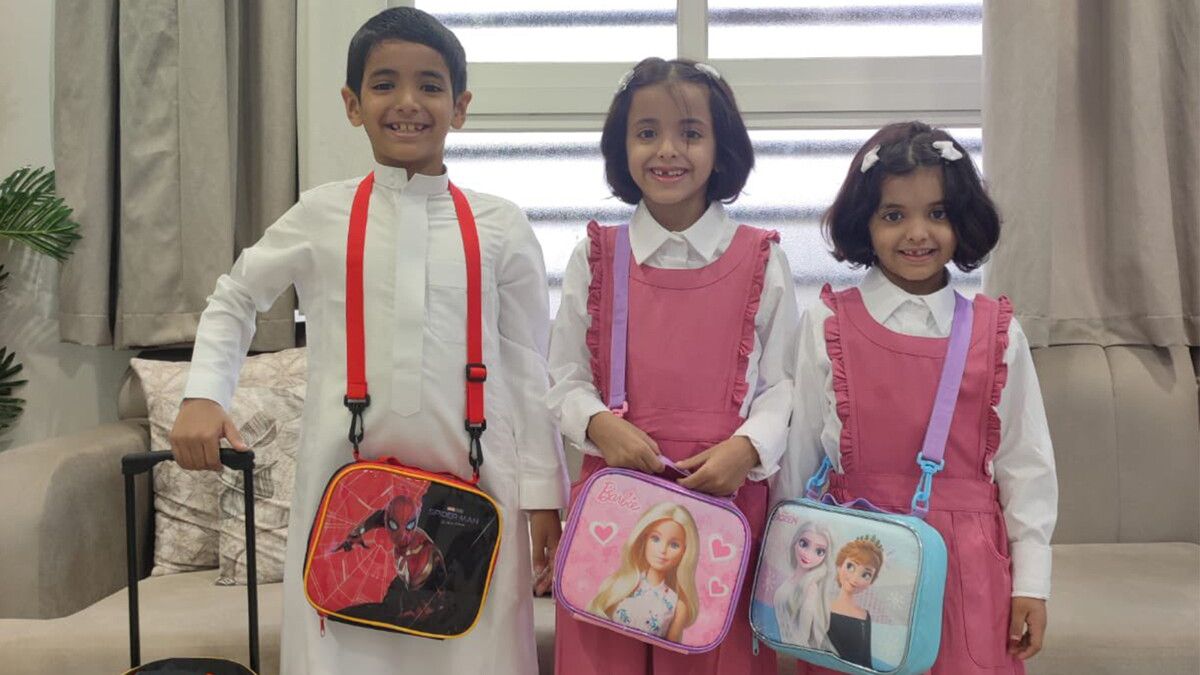 الهدايا تنهال على طفل خميس مشيط بطل "الصورة المؤثرة"