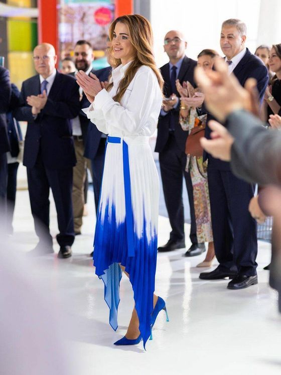 الملكة رانيا زوجة ملك الأردن تثير الجدل في آخر ظهور لها.. هل تعاونت مع مصمم أزياء إسرائيلي؟!(شاهد)