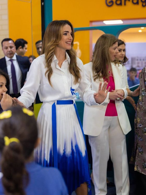 الملكة رانيا زوجة ملك الأردن تثير الجدل في آخر ظهور لها.. هل تعاونت مع مصمم أزياء إسرائيلي؟!(شاهد)