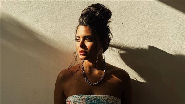 أسماء جلال بإطلالة جريئة وفستان مكشوف من تونس