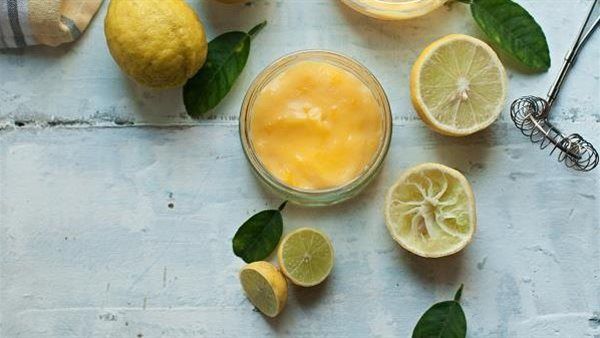 لهذا السبب.. لا يجب عصر الليمون على الطعام الساخن