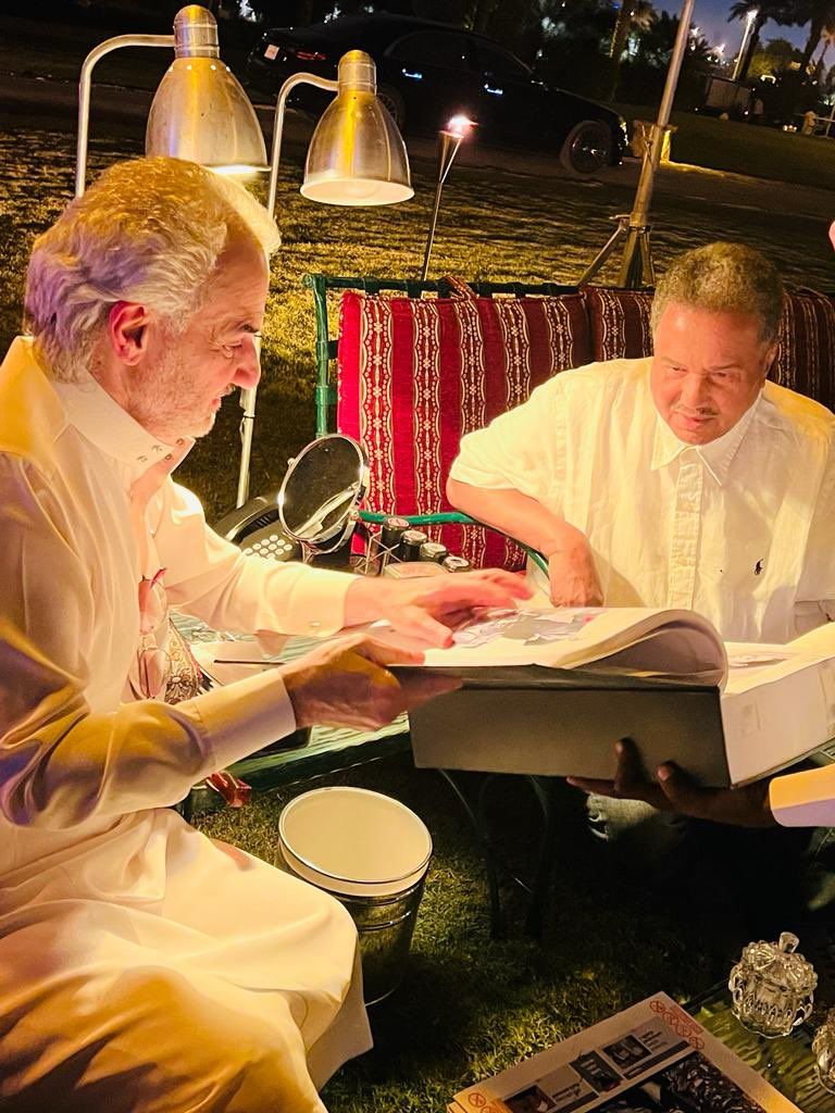 بالصور والفيديو: شاهد الأمير ورجل الأعمال السعودي الوليد بن طلال يستقبل الفنان محمد عبده في قصره الخاص بالمملكة