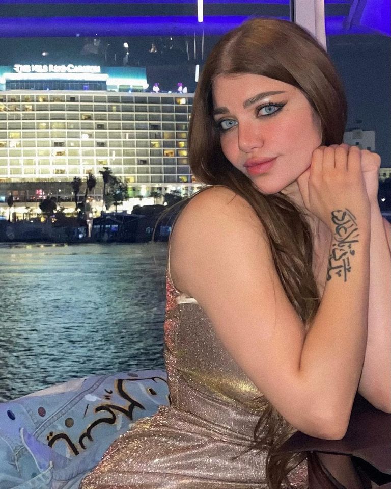 ياسمين الخطيب في إطلالة مثيرة على نهر النيل (صور)