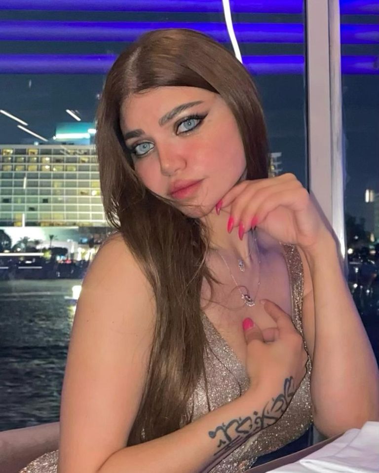 ياسمين الخطيب في إطلالة مثيرة على نهر النيل (صور)