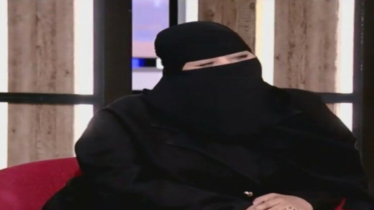 بالفيديو : أخصائية سعودية توضح كيف تتعامل المرأة مع الرجل الكهف في مرحلة العزلة