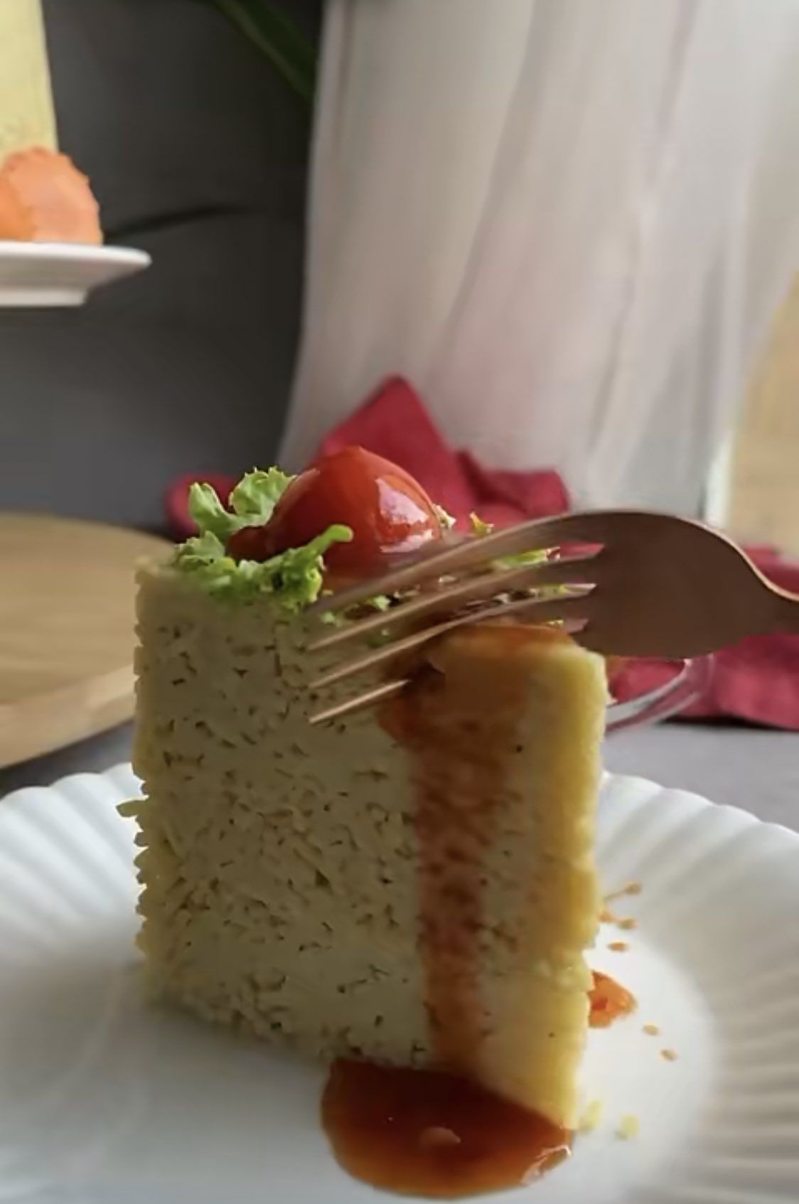 شاهد: مشهورة سعودية تصنع كيكة الإندومي