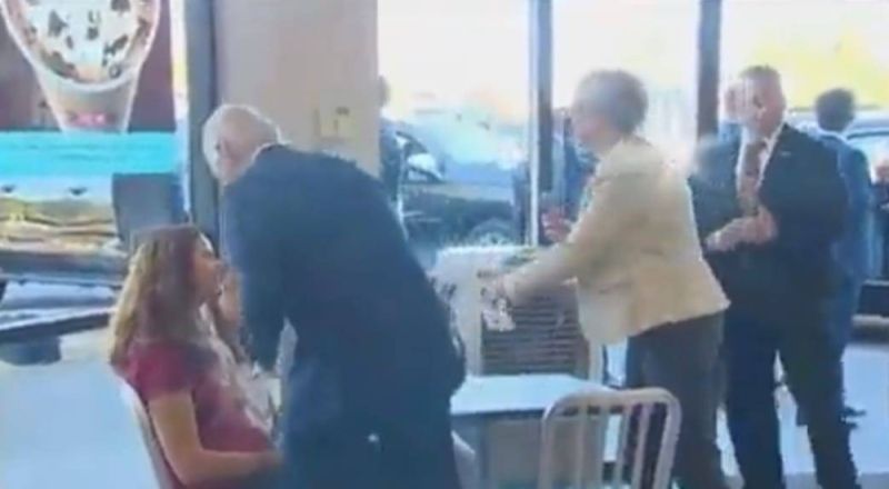 شاهد: الرئيس الأمريكي بايدن يفاجئ فتاة ويقبل رأسها في أحد متاجر الآيسكريم