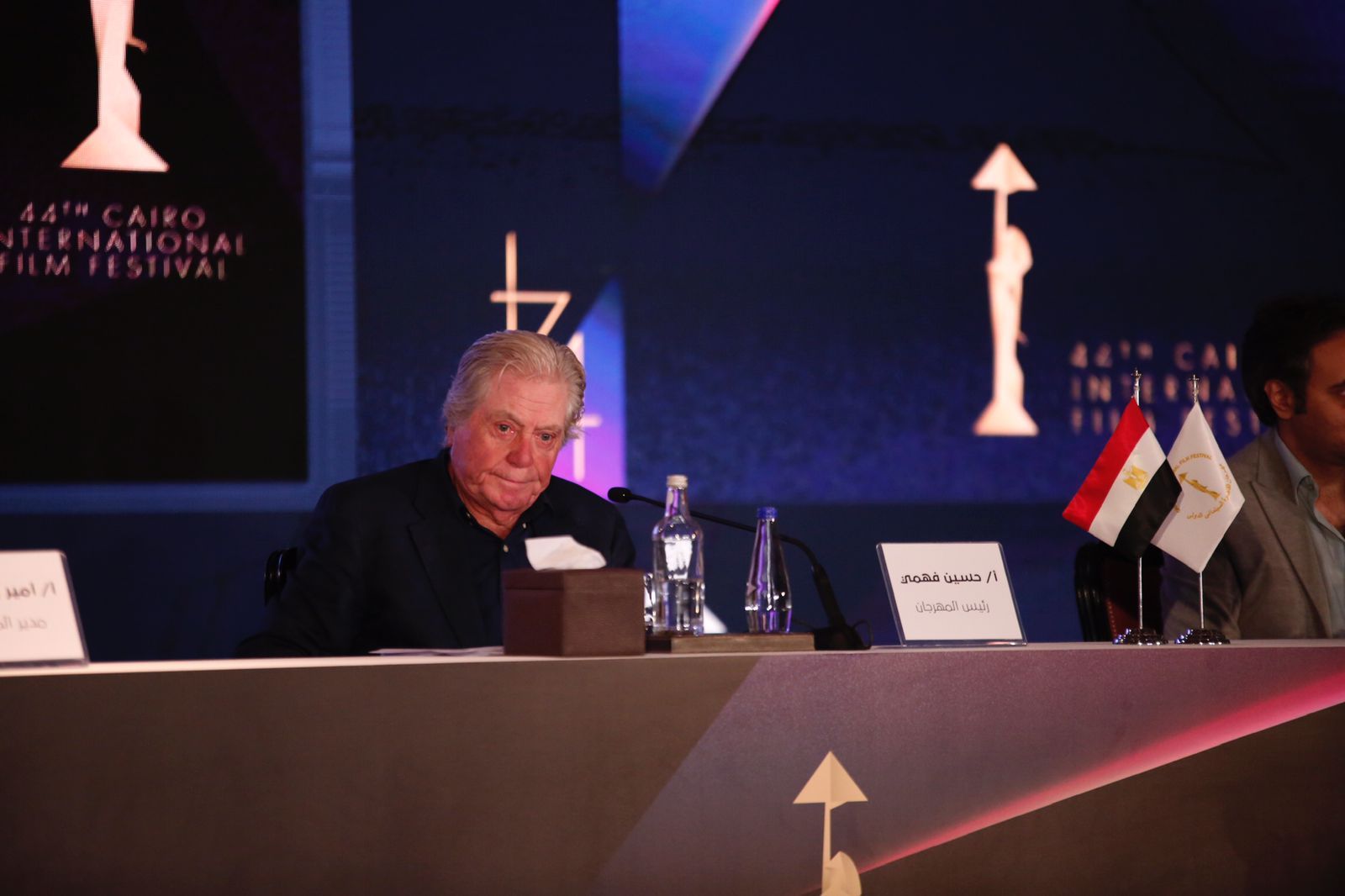 "اللي هيخالف هيتحبس".. حسين فهمي يكشف تفاصيل "دريس كود" مهرجان القاهرة