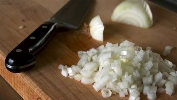 هذا ما يحصل عند تقطير عصير البصل أو الثوم في الأنف