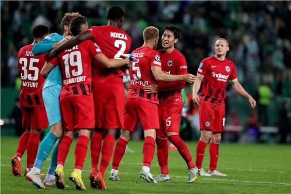 دوري أبطال أوروبا.. سيناريو درامي يُؤهل فرانكفورت مع فوز ليفربول وبرشلونة