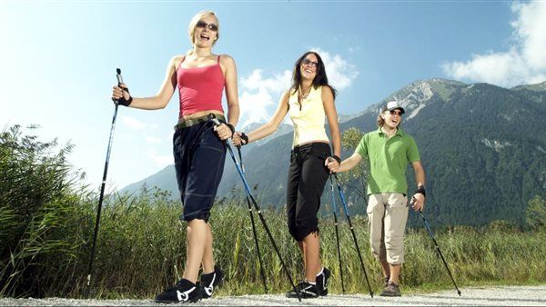 ما هي أهمية المشي باستخدام العصي؟