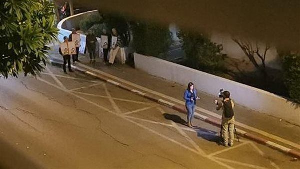 شاهد.. وقفة احتجاجية لدعم الناشط المصري علاء عبدالفتاح أمام السفارة المصرية في تل أبيب