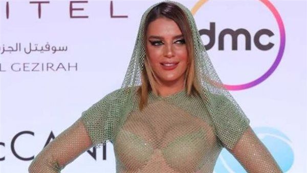 "البطانة لون بشرتي".. هبة السيسي تعلق على فستانها في مهرجان القاهرة