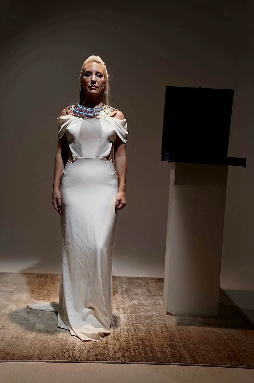 مطربة أمريكية تتألق بجلسة تصوير فرعونية (صور)