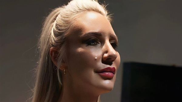 مطربة أمريكية تتألق بجلسة تصوير فرعونية (صور)