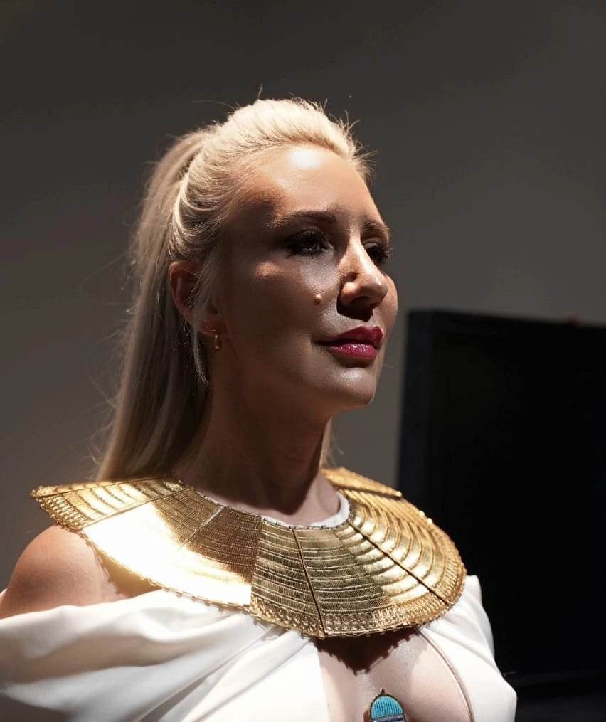 مطربة أمريكية تتألق بجلسة تصوير فرعونية (صور)