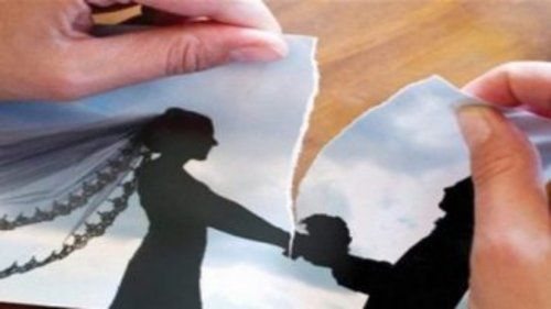 فتاة سعودية تطلب الطلاق بسبب كثرة خروج زوجها .. وما حصل بعدما رفعت دعوة كان صادما للجميع (فيديو)