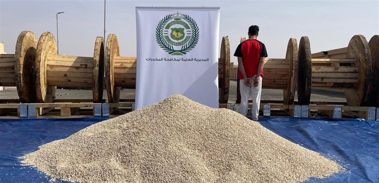 كلب يجنب السعودية شحنة مخدرات ضخمة مخبأة بطريقة شيطانية.. (شاهد)