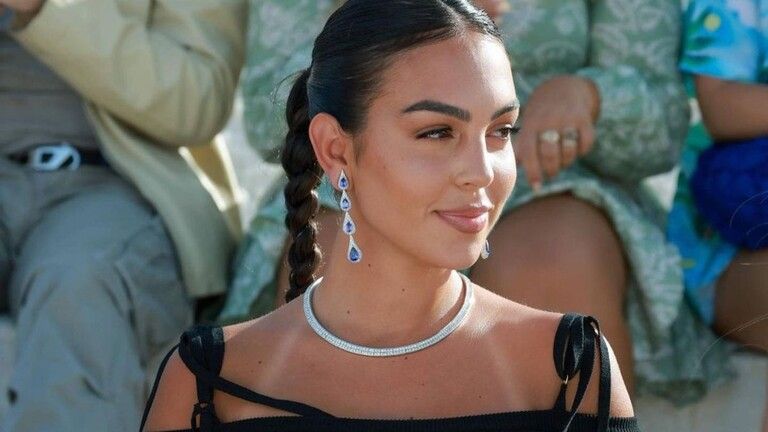 شاهد.. جورجينا رودريغيز صديقة رونالدو بإطلالة عربية مثيرة في السعودية (صور)