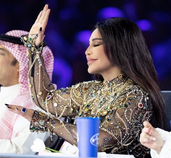 شاهد.. الفنانة أحلام تتفاعل مع متسابقة في برنامج سعودي أيدول بحركة غريبة
