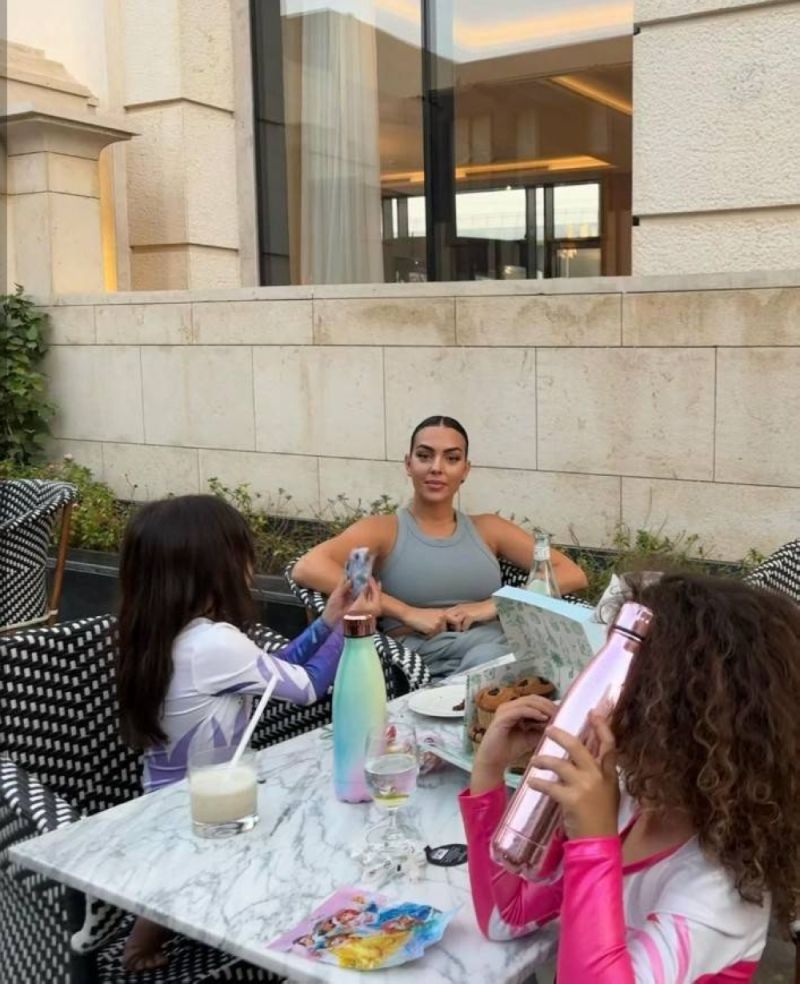 شاهد.. أحدث ظهور لـ "جورجينا" بملابس رياضية مثيرة داخل متجر في العاصمة السعودية الرياض