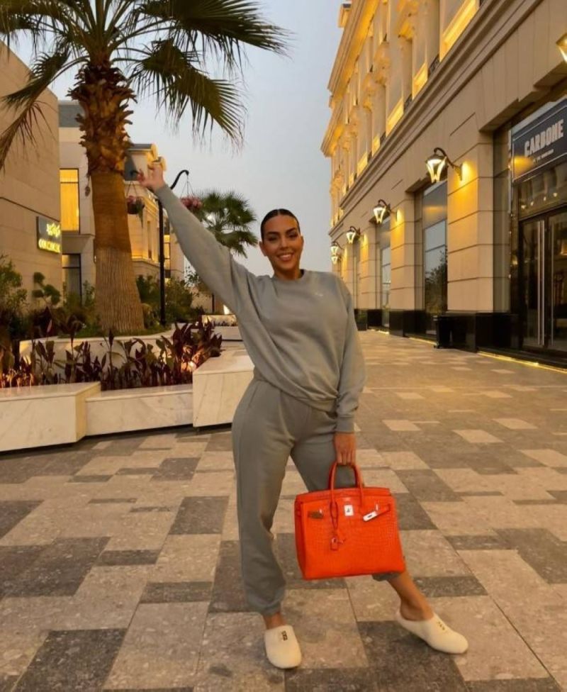 شاهد.. أحدث ظهور لـ "جورجينا" بملابس رياضية مثيرة داخل متجر في العاصمة السعودية الرياض