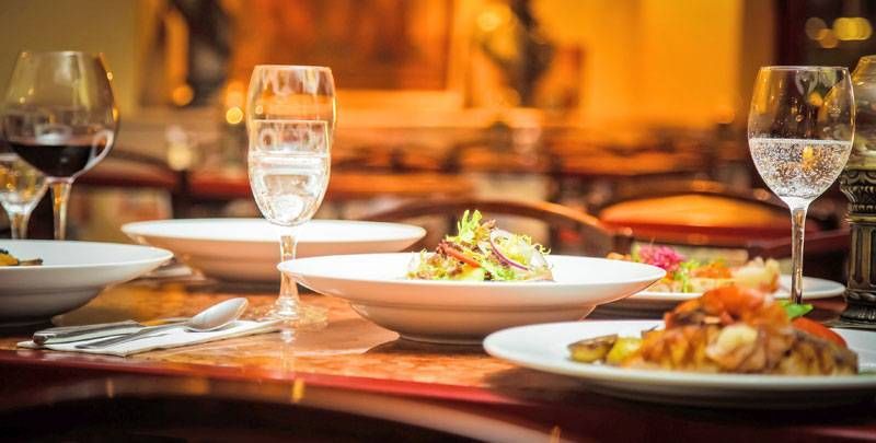 السعودية: بالفيديو.. مطعم في جدة يقدم الطعام بشكل صادم وغير متوقع للزبائن