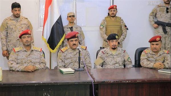 وزير الدفاع يعقد اجتماعا موسعًا برؤساء الهيئات وقادة المناطق ومدراء الدوائر بمأرب